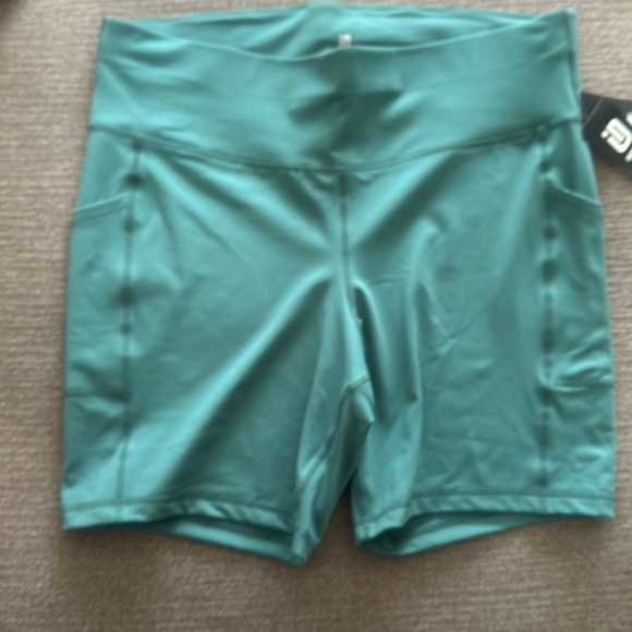 Ideology sports bra, carpi and shorts - Picture 4 of 6